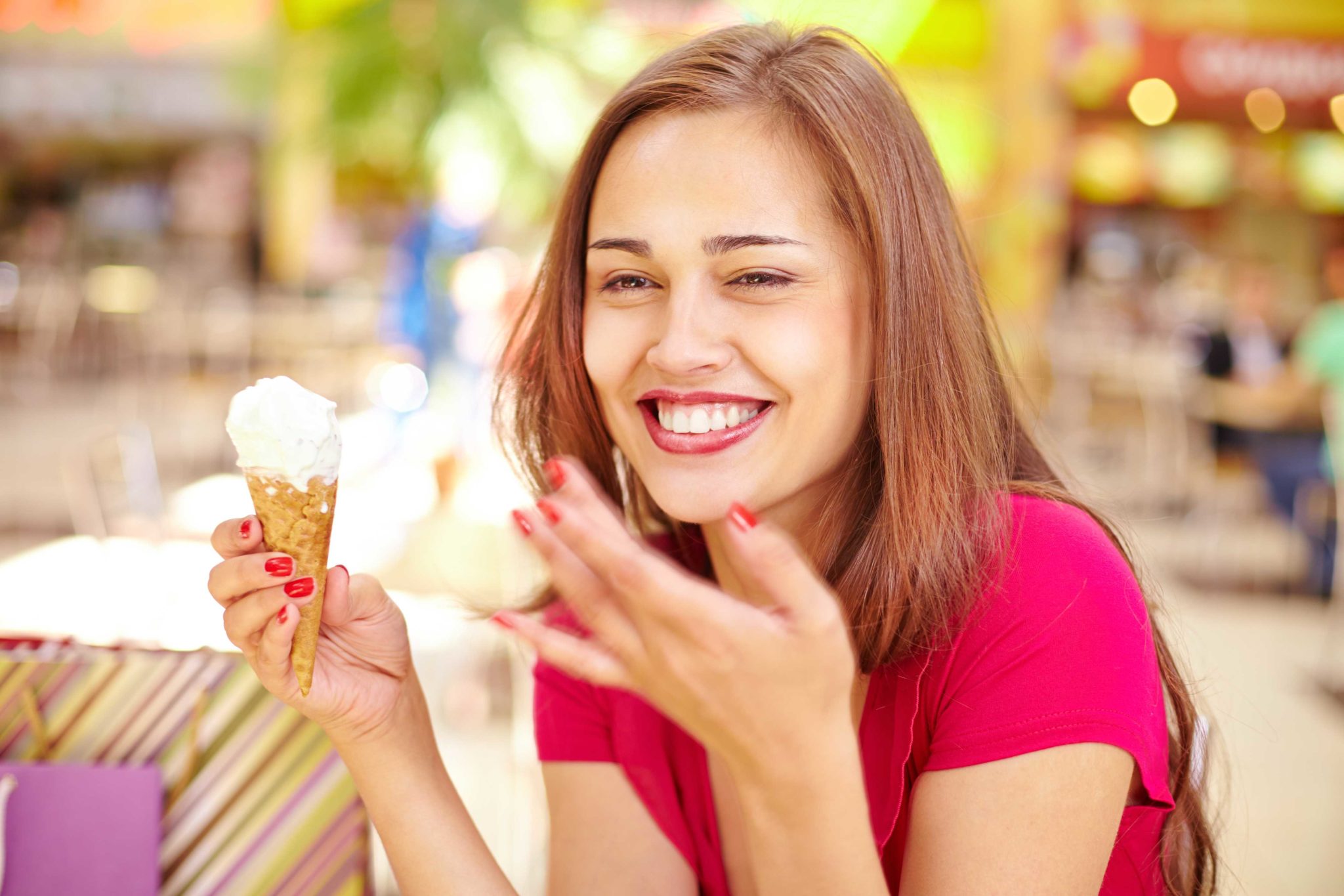 Готовим улыбаясь. Женщина ест мороженое. Девушка с мороженым. Девушка ест мороженое. Фотосессия с мороженым.
